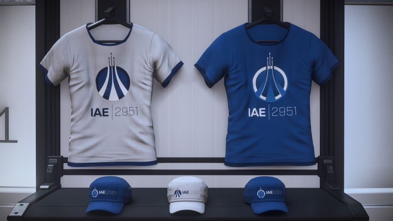 文件:IAE2951-showfloor-shirts-hats.jpg